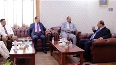 وزير النقل ومحافظ سقطرى يناقشان احتياجات البنية التحتية للنقل