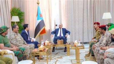 الرئيس الزُبيدي يرأس اجتماعًا بقيادة قوات دفاع شبوة