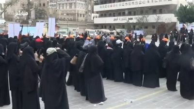 الحوثيون يجبرون عقال أحياء بالحديدة على فتح منازلهم لتجنيد النساء