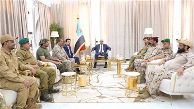 قادة قوات دفاع شبوة يثمنون اهتمام الرئيس الزُبيدي ويؤكدون جاهزيتهم لتنفيذ المهام