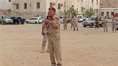 قائد المنطقة العسكرية الثانية يشيد بقوة التدخل السريع في المكلا ويحذر من تهديدات حوثية
