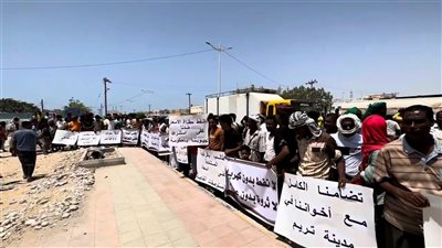 وقفة احتجاجية في مدينة الشحر تطالب بتحسين الخدمات ومعالجة الأوضاع المتدهورة