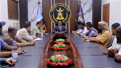 السقاف يناقش آلية خفض الأسعار مع ملاك المطاعم السياحية بعدن 