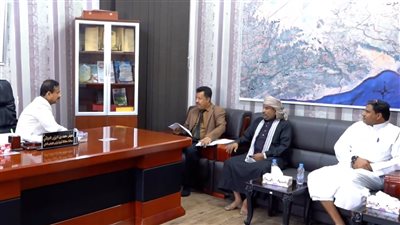 محافظ شبوة يرحب بمقترح إنشاء أول كورنيش على شواطئ رضوم 