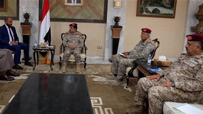 وزير الدفاع يبحث مع الملحق العسكري الأمريكي جهود مكافحة التهريب 