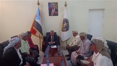 الربيزي يستقبل وفد مشايخ سقطرى ويثمن دورهم الوطني