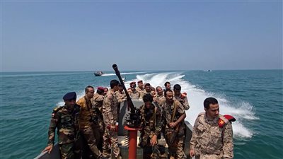 وزير الدفاع ينفذ زيارة ميدانية تفقدية لجبهات المنطقة العسكرية الخامسة 