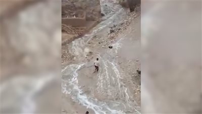 أمطار غزيرة في دوعن بحضرموت تشل حركة السير وتتسبب بأضرار زراعية