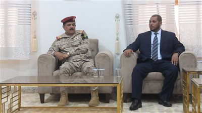 وزير الدفاع يناقش في أرخبيل سقطرى تعزيز الاستقرار ومكافحة التهريب