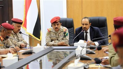 وزير الدفاع يترأس اجتماع اللجنة الأمنية في حضرموت