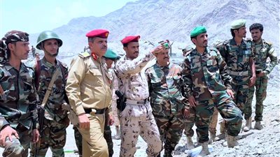 قائد ألوية المشاة البرية بشبوة يتفقد مواقع جبهة بيحان ويشيد بجاهزية القوات الجنوبية