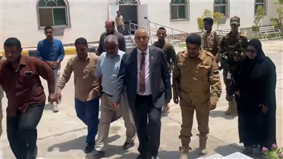 فريق التوجيه الرئاسي يزور مستشفى 24 أبريل بالمكلا ويشيد بجهود الكادر الطبي