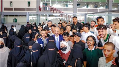 الرئيس الزُبيدي يودّع طلاب المنحة الدراسية إلى أبوظبي ويحثهم على التميز العلمي
