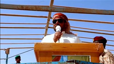 الثقلي وفريق التوجيه الرئاسي يدشنون صرف مرتبات القوات المسلحة والأمن بسقطرى 