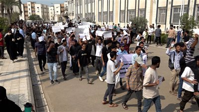 وقفة احتجاجية لطلاب جامعة العلوم والتكنولوجيا بعدن رفضا لرفع الرسوم الدراسية