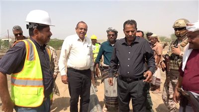 محافظ أبين يتفقد مشروع مياه أمصرة في لودر ويؤكد تذليل كافة المعوقات