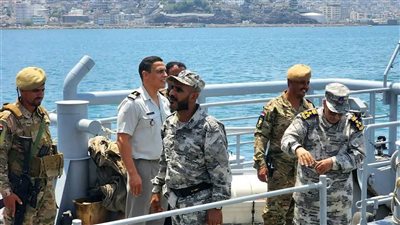 الملحق العسكري الفرنسي يزور ميناء الحاويات وشرطة المنطقة الحرة بعدن لتعزيز التعاون الأمني