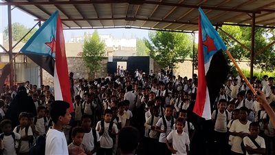 فريق التوجيه الرئاسي يدشن حملة تجديد رفع أعلام الجنوب بمدارس مديرية خنفر