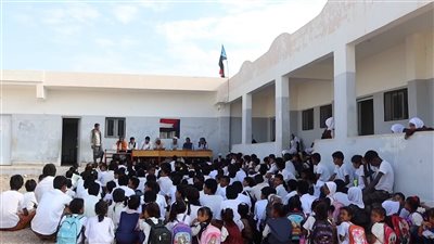 قيادة انتقالي المحفد تتفقد العملية التعليمية بمدرسة الشهيد شلال وتكرم أوائل طُلابها 