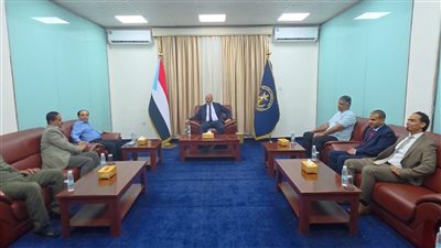 الرئيس الزُبيدي يتفقد سير العمل بالأمانة العامة لهيئة رئاسة المجلس الانتقالي الجنوبي