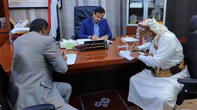 محافظ شبوة يدشن مشروع توسعة المدخل الغربي لمدينة عتق 