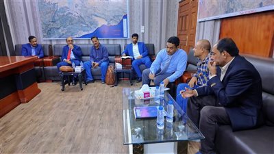 محافظ شبوة يناقش مع وفد التأمينات سبل تطوير فرع الهيئة وتعزيز خدماتها التأمينية