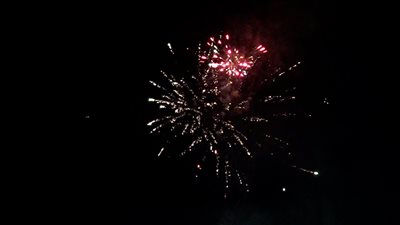 الألعاب النارية تضيء سماء العاصمة عدن احتفالاً بالذكرى الـ 62 لثورة 14 أكتوبر