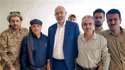 الرئيس الزُبيدي يزور القائد صلاح الشنفرة ويؤكد على وحدة الصف الجنوبي