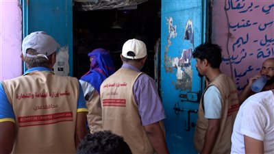 نيابة الصناعة والتجارة بعدن تغلق 31 منشأة تجارية مخالفة في خورمكسر