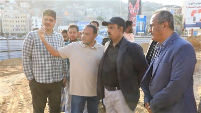 محافظ حضرموت يتفقد مشاريع تحسين وتجميل الشوارع والأحياء بمدينة المكلا