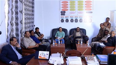 فريق التوجيه والرقابة الرئاسي يزور فرع مصلحة الضرائب في شبوة