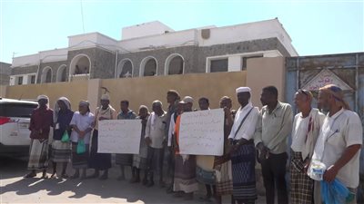 مزارعو القريات بزنجبار ينفذون وقفة احتجاجية للمطالبة بوقف التعديات على الأراضي الزراعية