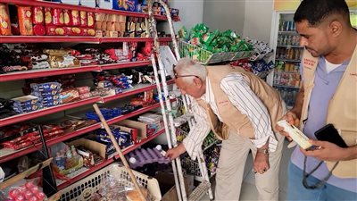 السلطة المحلية بالمنصورة تواصل حملة مراقبة أسعار المواد الغذائية وتغلق محلات مخالفة