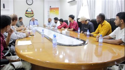 مكتب تربية ساحل حضرموت يناقش تنفيذ مشاريع تربوية لمواجهة ضغط النزوح السكاني