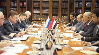 الرئيس القائد عيدروس الزُبيدي يبحث مع نائب رئيس الوزراء الروسي آفاق التعاون الاقتصادي وفرص الاستثمار في بلادنا