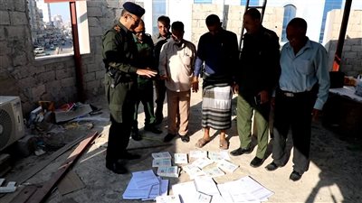 رئاسة مصلحة الأحوال المدنية تتلف أوراق ثبوتية مهربة من مناطق الحوثي